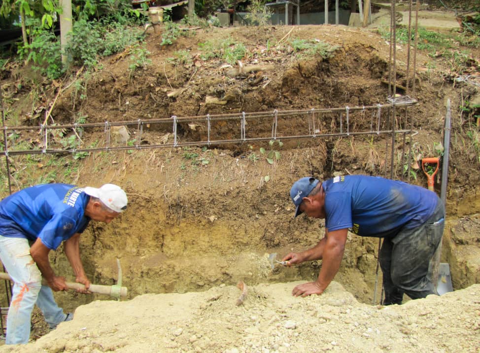 #EsNoticia|| Avanza la construcción de más de 100 metros lineales de aceras, brocales y muro de contención , beneficiando a los sectores La Juventud, Barrio Nuevo, Ciudad de Dios y Chupulun parte alta, como parte del Plan de Obras Públicas y Vialidad 2024.