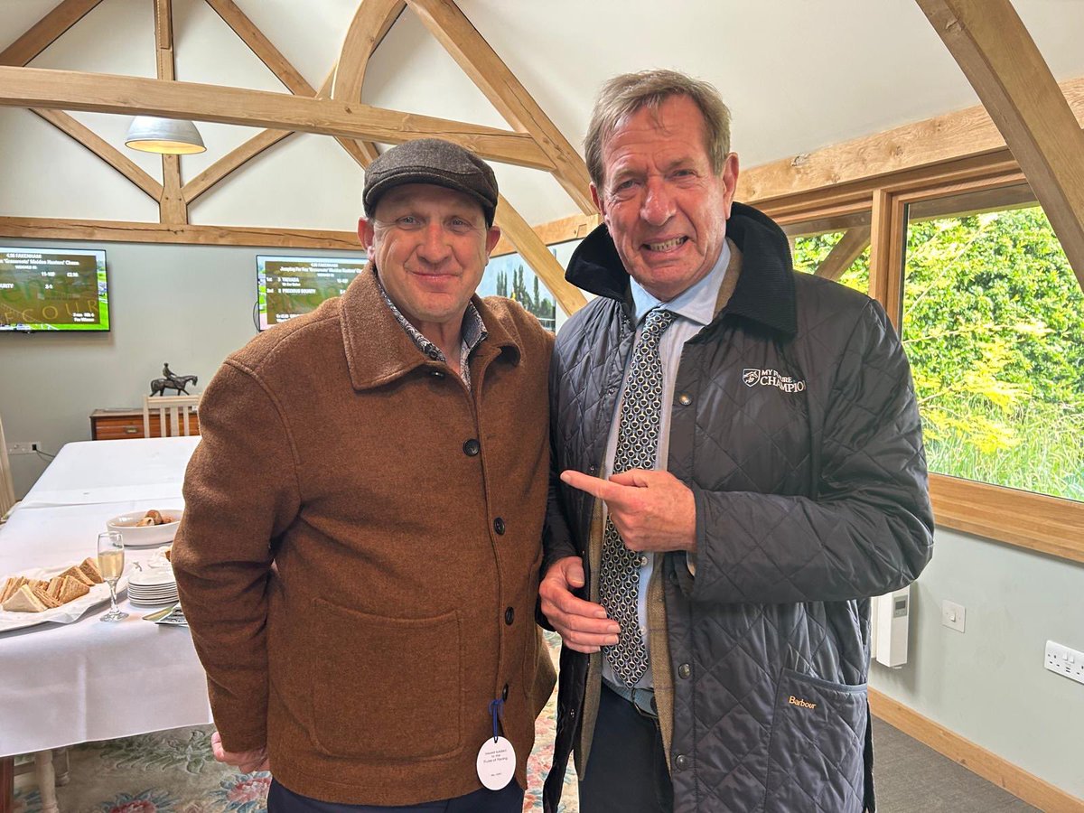 Congratulations to all connections of TRINCOLAMEE on winning the Norfolk National at @FakenhamRC today 🏆 22 fences over 3.5 miles which he took in his stride with ease 🔥 Pictured here with Paul Scope from Bermuda who’s part of the winning syndicate @HotToTrotRacing