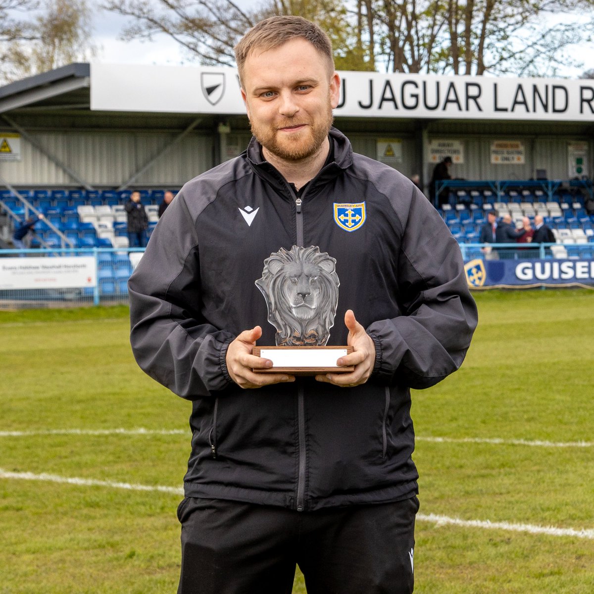 👏 | @jpickles The first winner of the John Bridson Lions Legend Award 🏆 📸 @TYP_Yorkshire #GAFC #GuiseleyTogether