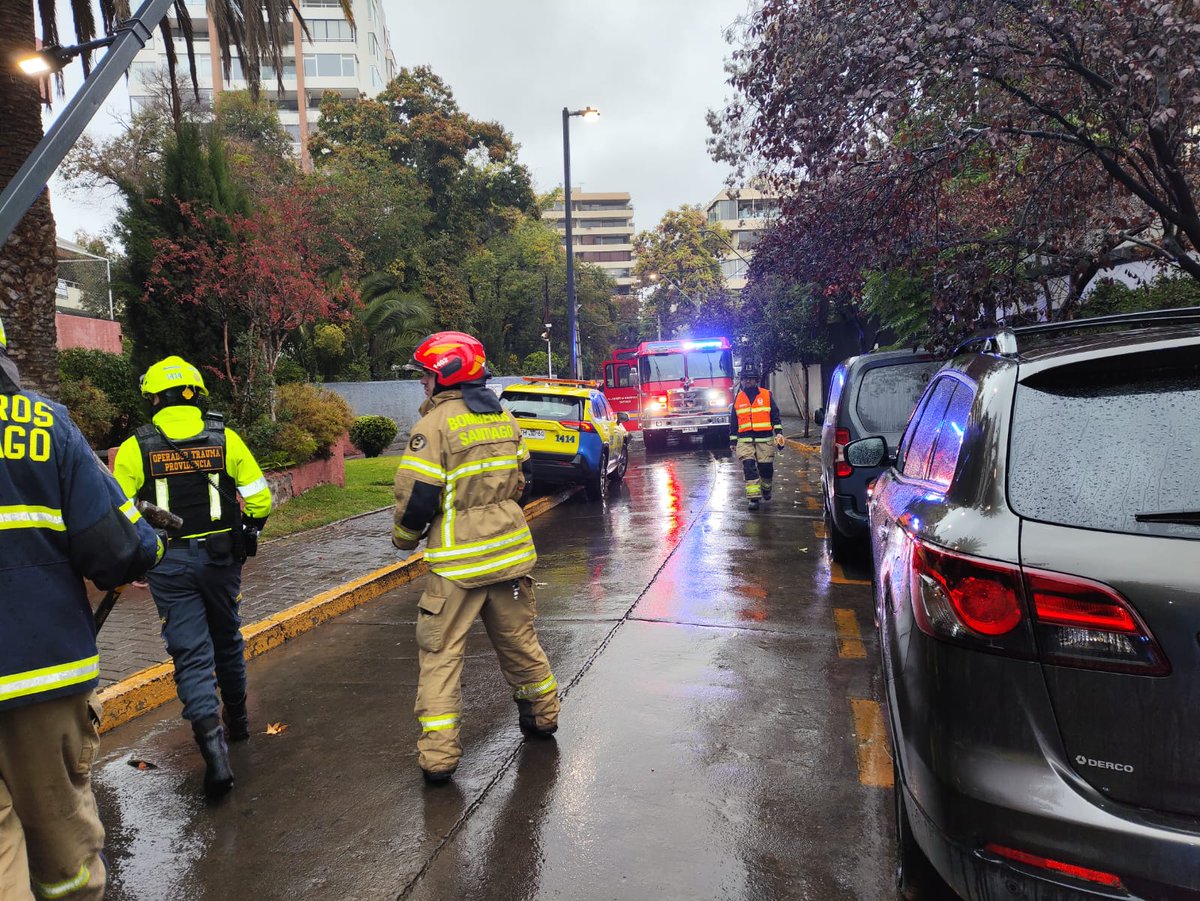 🔴 El Cuerpo de Bomberos de Santiago responde con RX-14 @14FRC y B-13 @13Providencia ante llamado por accidente vehicular con personas lesionadas, en Traiguén y Suecia, #Providencia. #EmergenciasCBS #BomberosSantiago