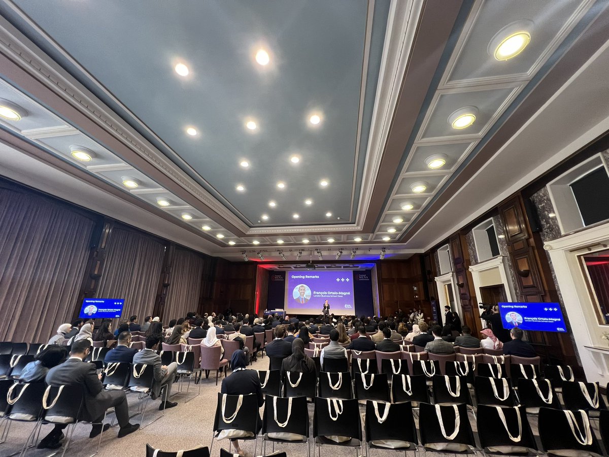 asirim7med's tweet photo. شاركت في المؤتمر السنوي الـ21 للشرق الأوسط وشمال أفريقيا في كلية لندن للأعمال، حيث تناول المؤتمر التحديات والفرص للقضايا الاقتصادية، الثقافية، والسياحية بالمنطقة. https://t.co/zWS1rZLuGu