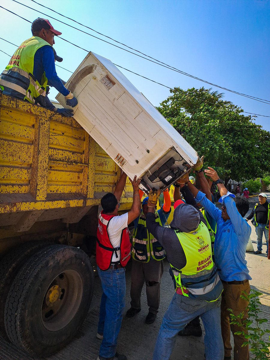 A través de las JornadasDeEliminaciónDeCriaderos, en coordinación con la autoridad municipal de #JuchitánDeZaragoza, se recolectaron 12.5 toneladas de neumáticos, botellas, cubetas, y recipientes que podrían almacenar agua de lluvia y volverse criaderos potenciales.