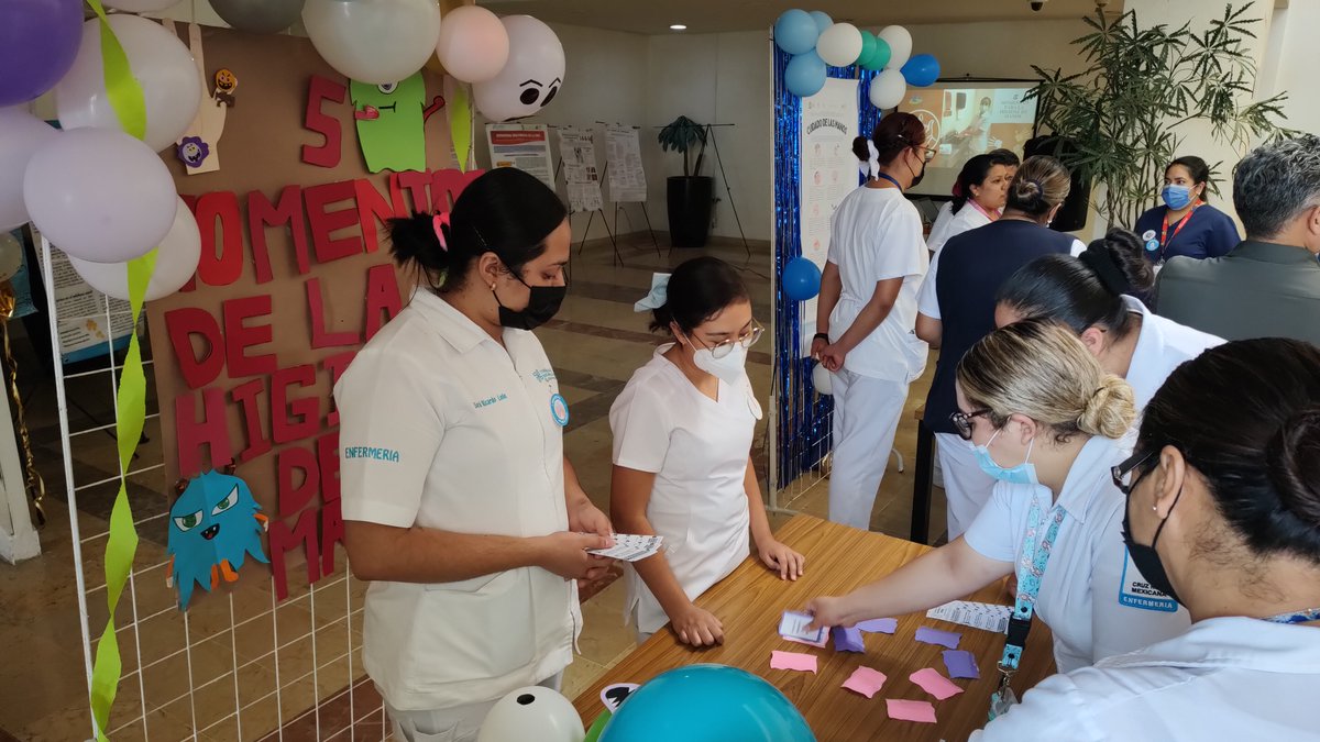 IMSS_Bienestar's tweet photo. En el Hospital de Especialidades #IMSSBIENESTAR "Soledad de Graciano Sánchez" en #SanLuisPotosí se realizaron exposiciones sobre la importancia de la #HigieneDeManos como parte de la Campaña "SALVA VIDAS: Limpia tus manos".💧🏥 1/2 https://t.co/0Me50GhcKJ
