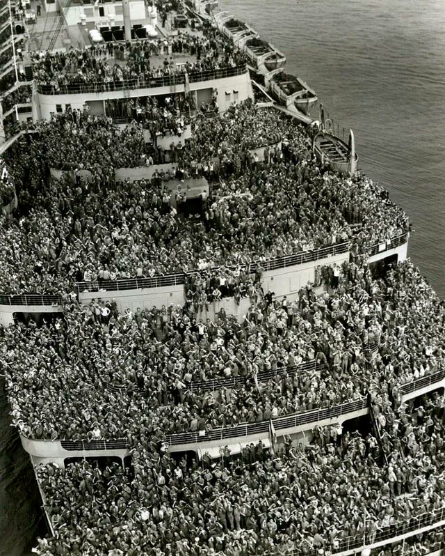 The RMS Queen Elizabeth arriving in New York with soldiers returning home after the end of World War 2, 1945.