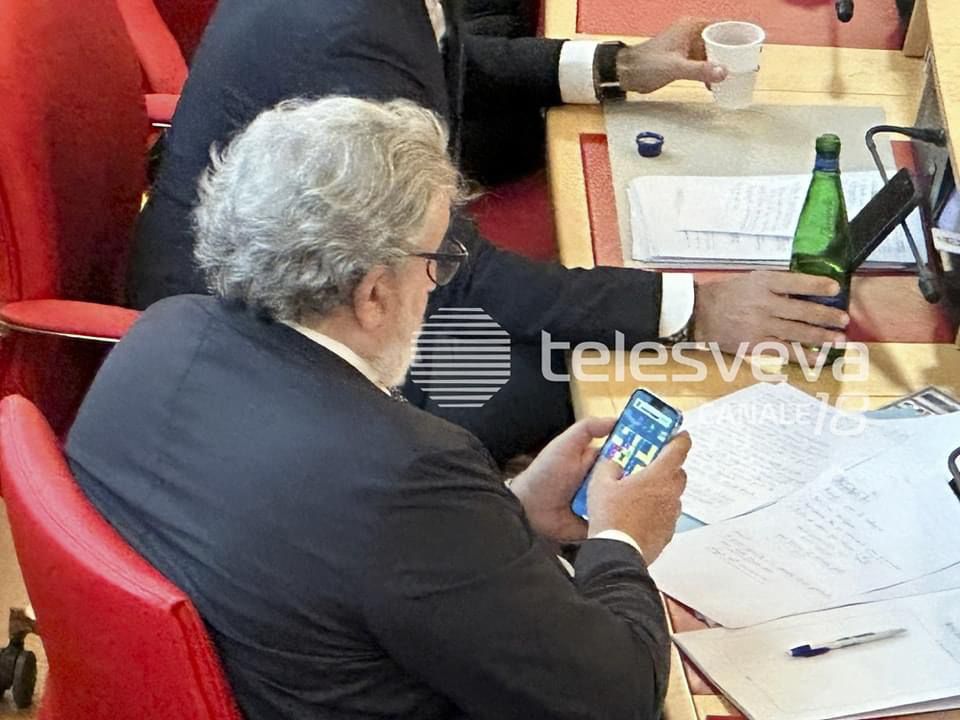 Emiliano era così preoccupato del risultato della mozione di sfiducia che si è messo a giocare a tetris mentre Azione e 5 stelle si arrampicavano sugli specchi per giustificare ai pugliesi l'appoggio incondizionato al feudatario. Non avevamo dubbi!