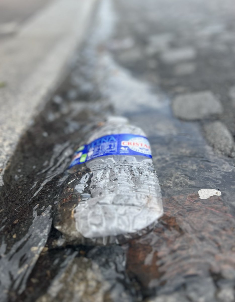 ZeroPlastique's tweet photo. @OPlastique @ffbasketball @lequipe @brkfreeplastic @FRABasketball @ffbasketball c’est un peu @FFLose de faire un partenariat avec le premier pollueur plastique du pays.

Il y a des solutions vertueuses et sans pollueur la planète et nuire à notre santé pour boire de l’eau pendant des matchs. #PollutionPlastique https://t.co/04a7mKKwKN