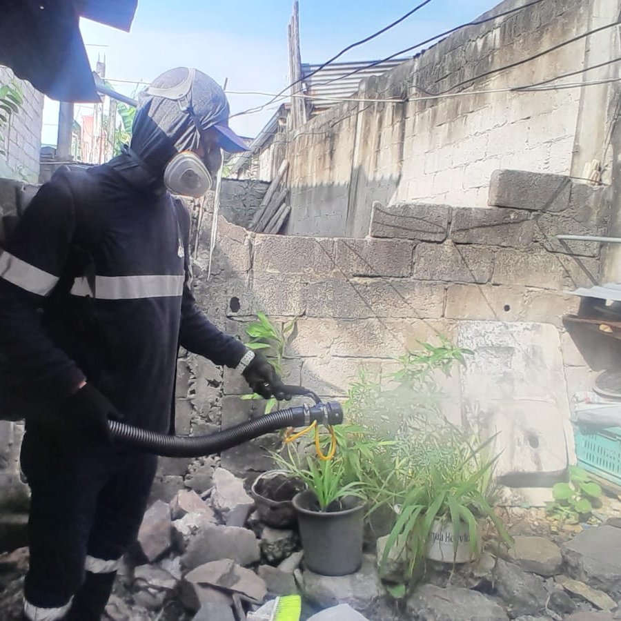 El personal de control vectorial de la Dirección de Salud e Higiene del #MunicipioDeGuayaquil, intervino con fumigación en Bastión Popular Bloque 4. ¡Juntos combatimos el Dengue! #AlcaldíaResponde