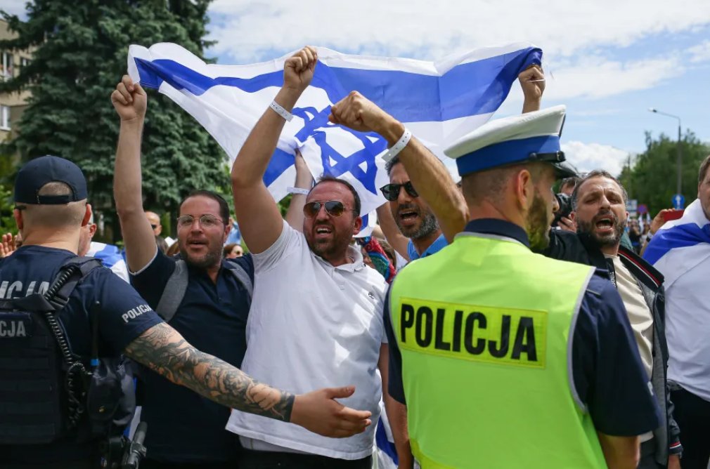 Jan34733995's tweet photo. 06.05.2024 r. - Polska:
India Naftali, Żydówka, mieniąca się dziennikarką i jej "święte" oburzenie, że Palestyńczycy śmieli zakłócić "Marsz Żywych" w niemieckim obozie koncentracyjnym KL Auschwitz.
Ryja darła nie tylko ona... https://t.co/YHwyx33ydJ