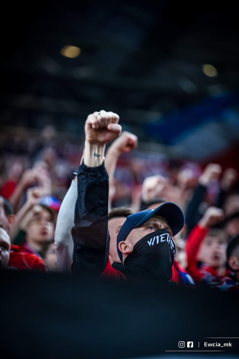 Lubię to zdjecie, lubię to hasło, lubię i szanuję ludzi którym również jest ono bliskie. 
Łatwo nie jest ale walczymy do końca 🔵⚪️🔴

📷 @ewciakrk