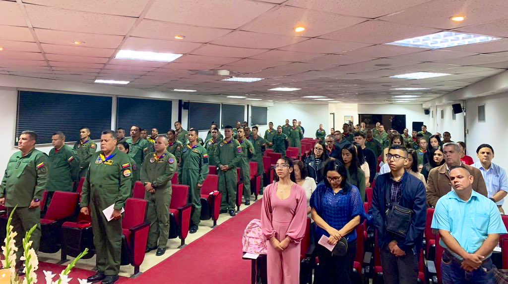 Gapn_4's tweet photo. ½ Hoy desde la gran familia del #GAP4, conmemoramos los cinco años del Vuelo a la Eternidad de la tripulación a bordo del Cougar FAV59180, con una emotiva misa ofrecida por el Capellán Mario Mansilla.
¡Honor y gloria! https://t.co/Qt58JjjPbh