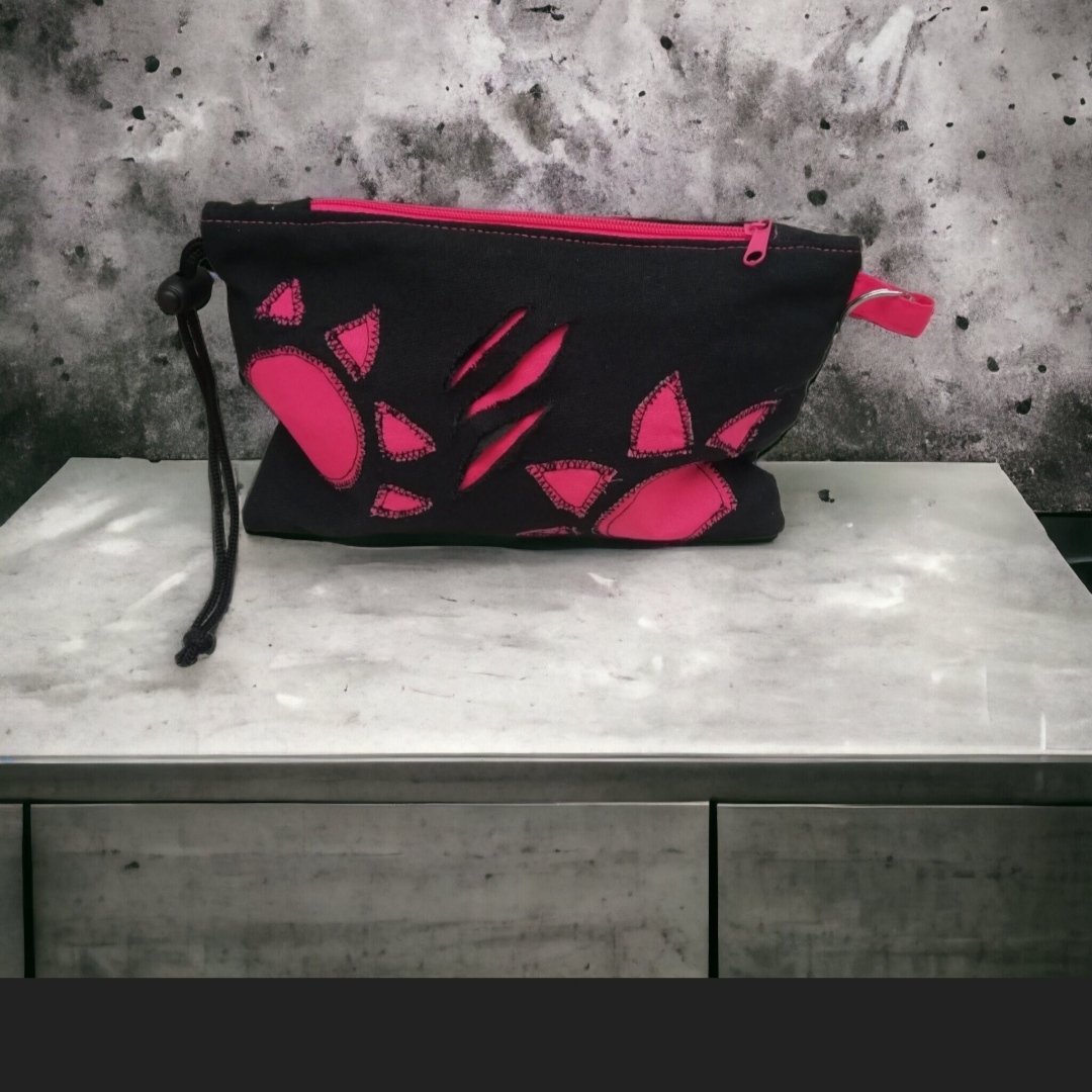 Wristlet pink paw 🖤thecreepypalace.etsy.com
#bags #gifts #thecreepypalace #gothic