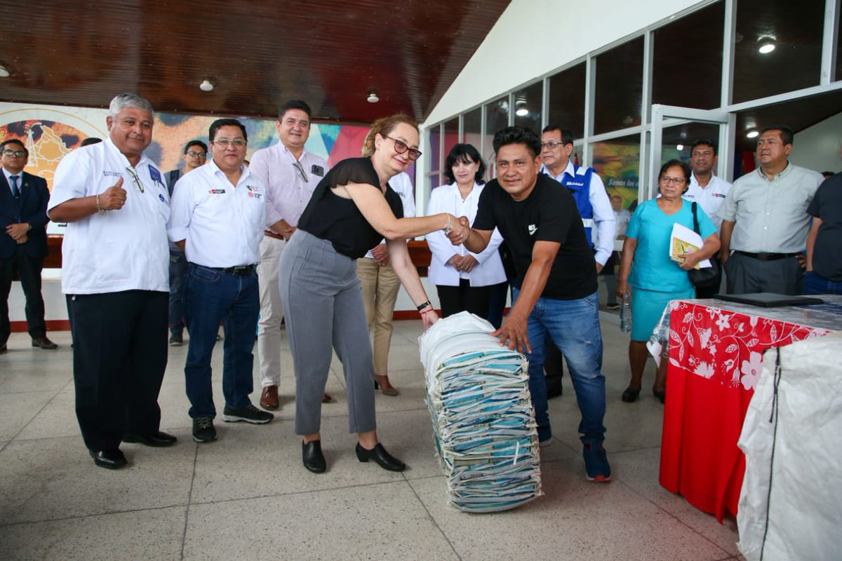 #UnidosContraElDengue en #Loreto 🇵🇪🤝 | Un total de 250 mosquiteros fueron entregados por el ministro @cvasquezsanchez para prevenir casos de dengue en el sector R, Cabo López, distrito de Belén en #Iquitos.