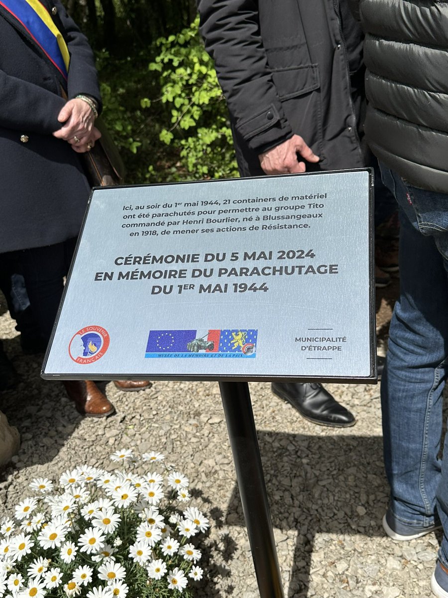 Etrappe Une foule nombreuse a répondu à l’invitation conjointe de Bruno Beaudrey Maire,du conseil municipal,du souvenir français et du Musée de la Mémoire et de la Paix de Pays de Clerval à célébrer le 80 eme anniversaire du parachutage pour le Maquis Tito. Beaucoup d’émotions.