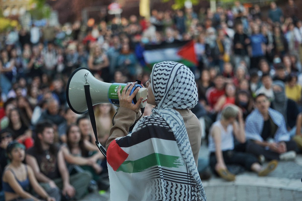 Miles de estudiantes de todo el mundo llevan semanas dando ejemplo movilizándose contra el genocidio en Gaza. Las universidades españolas masivamente están alzando la voz por el pueblo palestino🇵🇸. El gobierno español debe actuar: reconocimiento del Estado palestino YA.