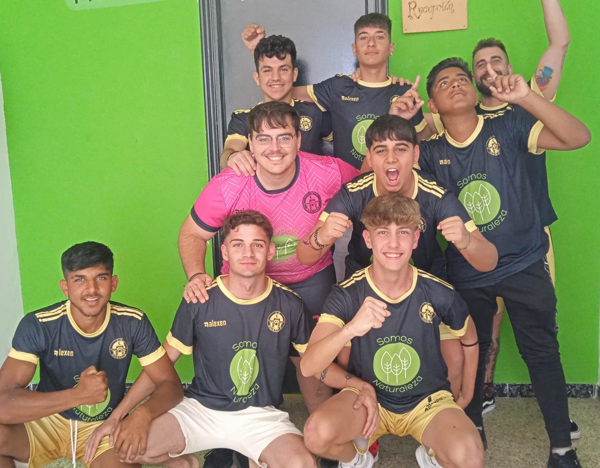 Un grupo de jóvenes se une para crear un equipo de futbol sala desde cero. Esta iniciativa está siendo dinamizada por la #CasaJovenMontilla y apoyada por el @Ayto_Montilla. Gracias al patrocinio de la Fundación Somos Naturaleza y Construcciones Antroju S.L. ya tienen equipación.