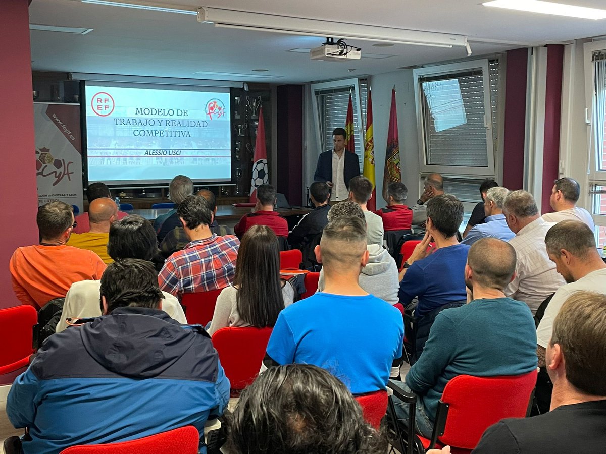 📸 Nuestro técnico @Alelisci participó en la jornada de actualización @FCyLF @EntrenadorRFEF hoy en Burgos

¡Gracias por la invitación y a nuestro mister por compartir sus conocimientos! 👏🏻