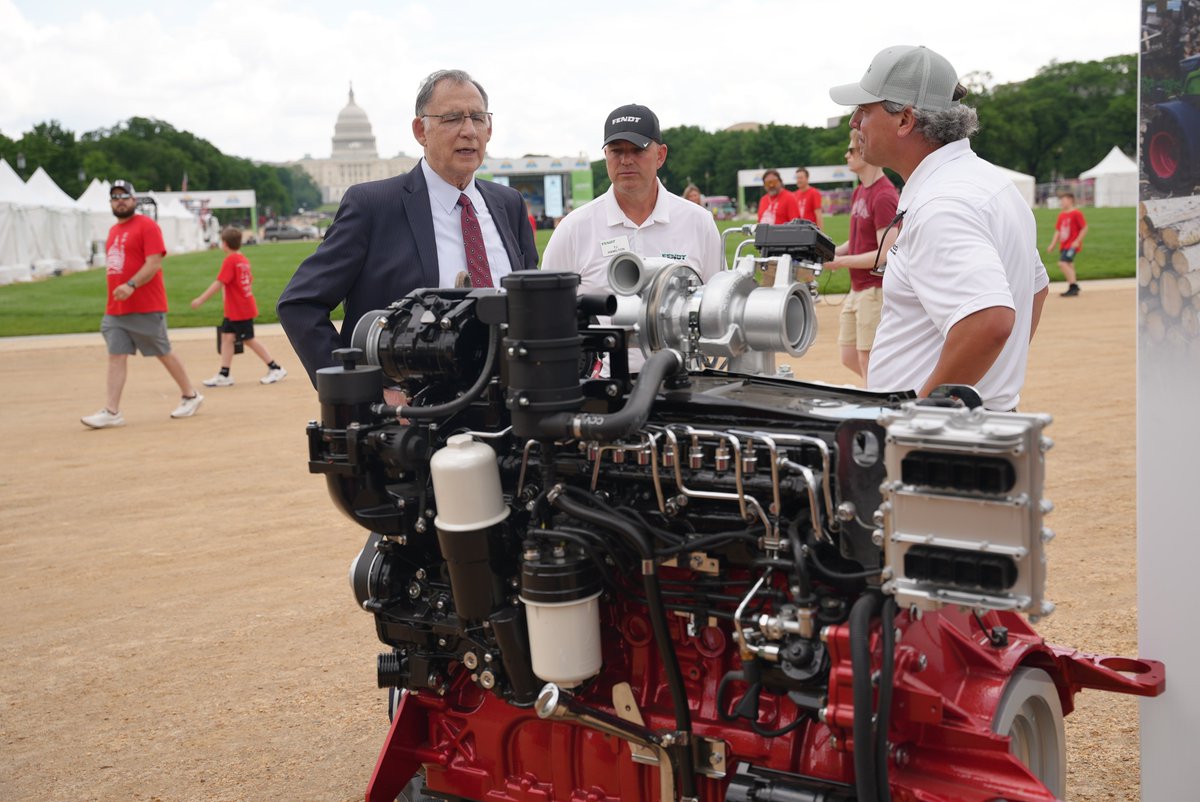 This is what it looks like when agriculture takes over the National Mall!

Ranking Member @JohnBoozman spent some time checking out @aemadvisor's #AgontheMall set-up & visiting with producers, agri-business, food processors & retailers this afternoon.