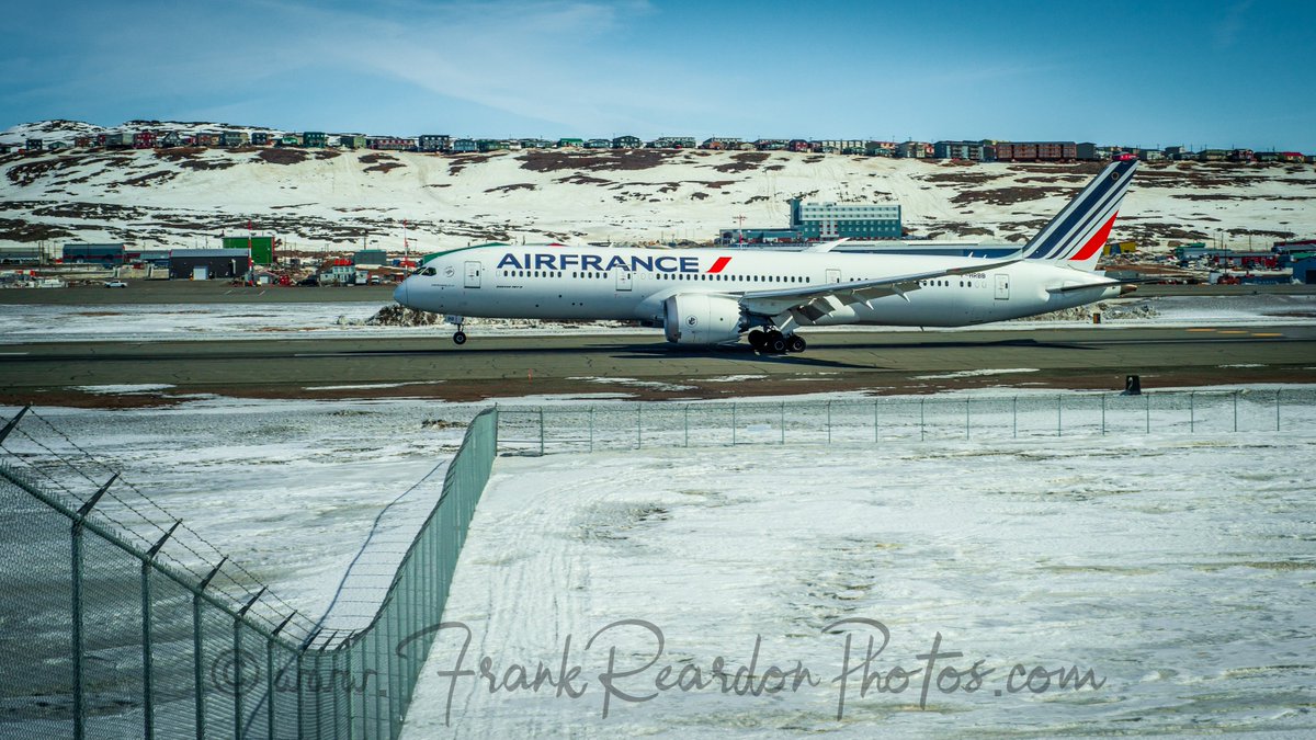 Boeing 787-9 (#FHRBB) Emergency Landing of @airfrance flight #AF338 from Paris 🇫🇷 to Seattle 🇺🇸 diverted to #Iqaluit #Nunavut 🇨🇦 landing on runway 34 MAY.7.2024 #YFBSpotters @SkiesMag @navcanada #B789
