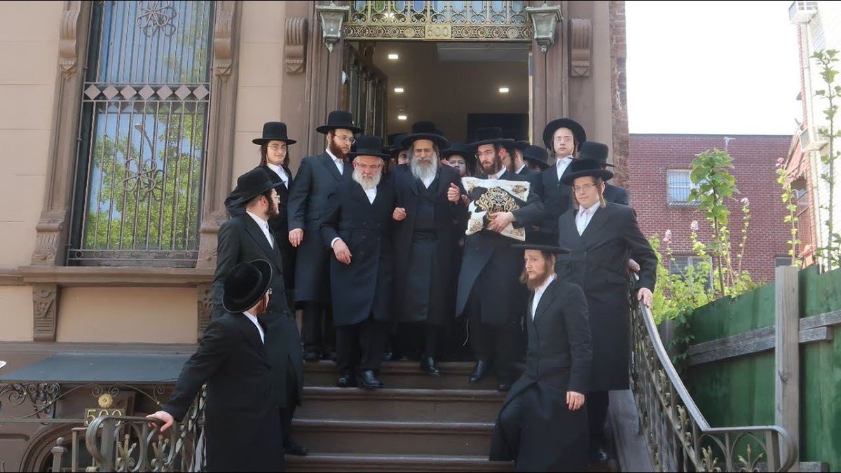 📖 Satmar Rabbi Monsey Daveneing with Yeshiva at the Satmar Rebbe's ZT'L House Watch Here: dermuzikant.com/2024/05/satmar…