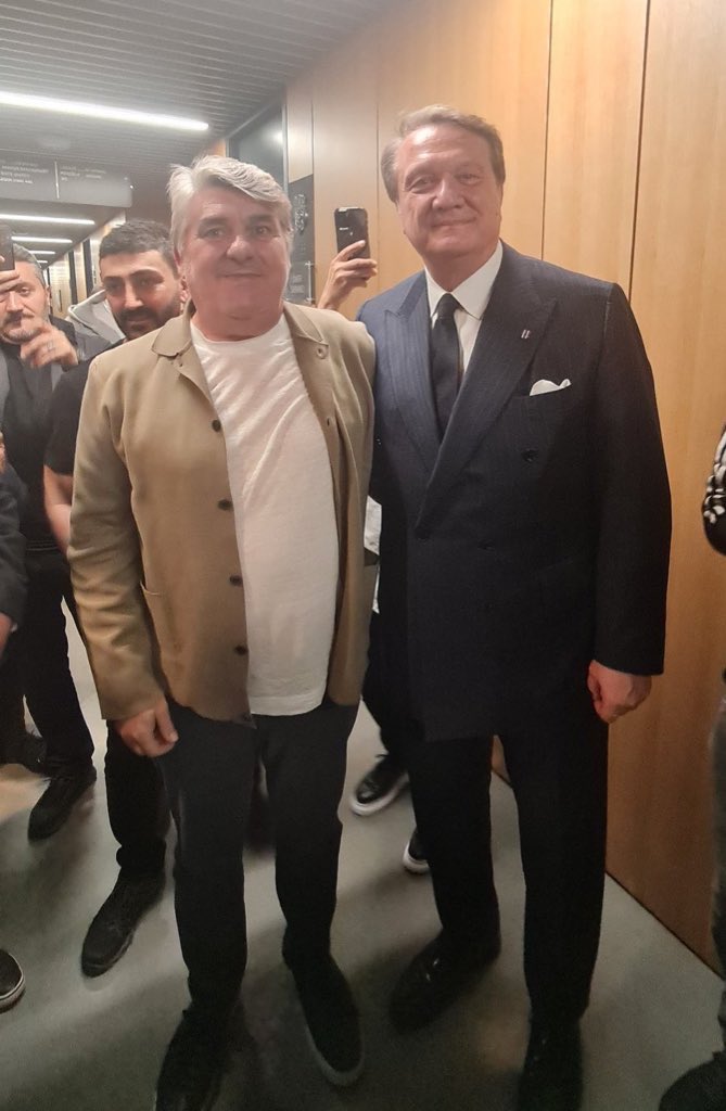 Beşiktaş Başkanı Hasan Arat ve son seçimdeki rakibi Serdal Adalı az önce oyuncuları tebrik etmek için birlikte soyunma odasına girdi. @sahinogluogun 👏🏻👏🏻👏🏻 🦅