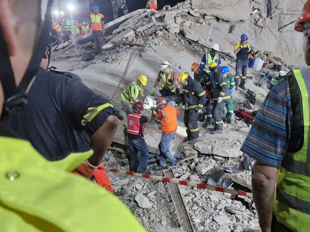 A 34th person has been pulled from the rubble. The death toll stands at 7, while 41 is still trapped under the collapsed building. Over 200 emergency personnel on-site. 📸 Garden Route District Municipality #GeorgeBuildingCollapse #sabcnews