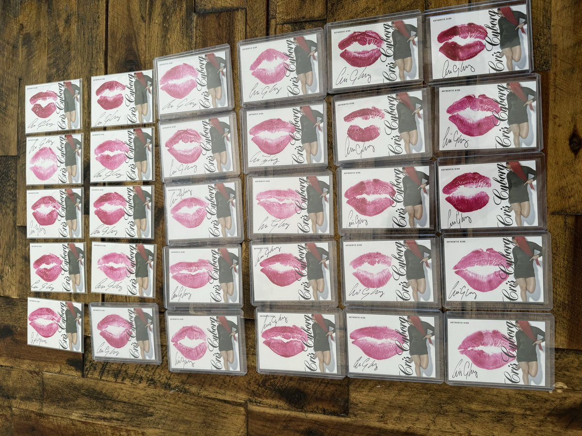 🚨 New @criscyborg “Kiss & Signature” collectible cards 👇🏽👇🏽👇🏽👇🏽👇🏽👇🏽👇🏽 criscyborg.com/buy/cris-cybor…