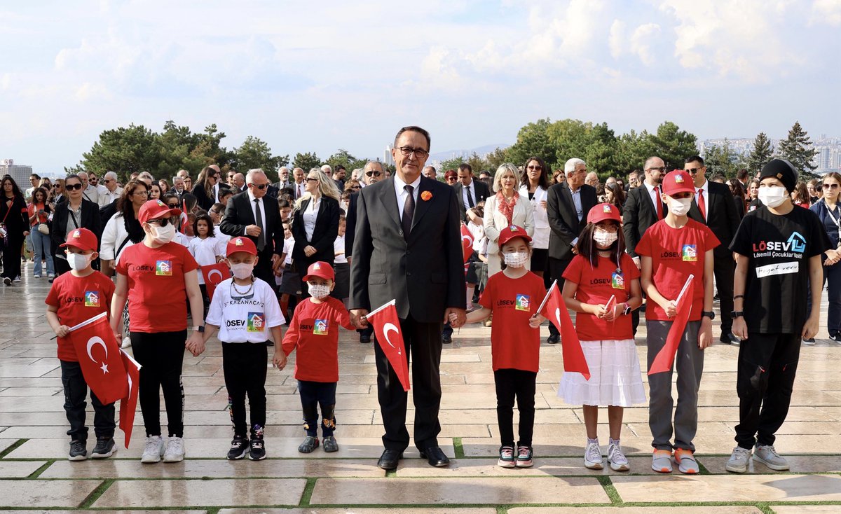 KİMSE UMUTSUZLUĞA KAPILMASIN ⁉️
Zamanı gelince  doğru bir insan çıkar ve bu güzelim ülkeyi ,
Mustafa Kemal Atatürk ‘’ün kurduğu Cumhuriyetin 
KURULUŞ RAYLARINA sokar ‼️