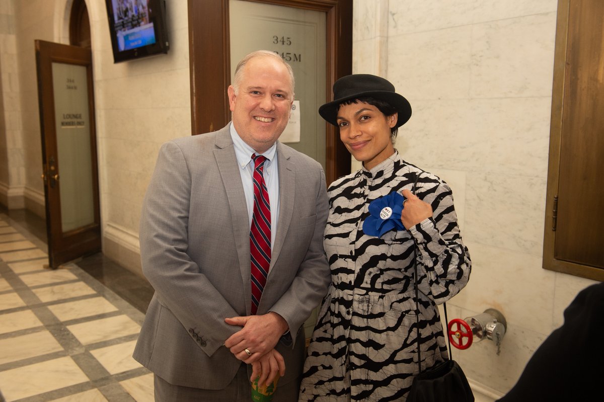 Today the Assembly welcomed guest @rosariodawson, here in Albany to advocate for my colleague @AMKelles' Fashion Act, a bill I co-sponsor and which aims to reduce the environmental and social impacts of the fashion industry. (My kids will be excited to see I met Ahsoka!)