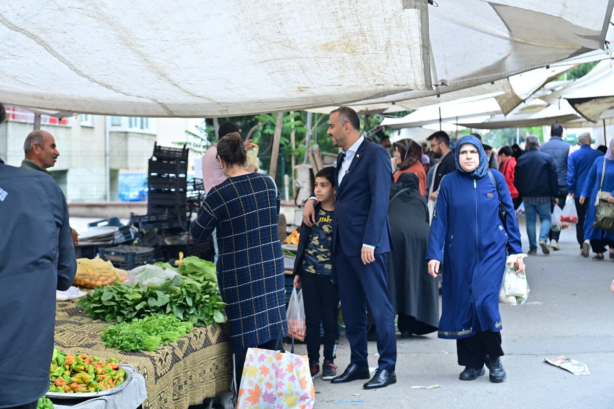 Gayemiz, Onikişubat'ımızdaki her gönlün derdine çare olabilmek. Kilit parke çalışmalarını incelemeyle başladığımız günü, ziyaretlerle sürdürüp, akşam üstü ise ilçe merkezimizdeki Salı Pazarı'nda vatandaşlarımızla bir araya gelerek tamamladık. Bugün olduğu gibi her fırsatta…