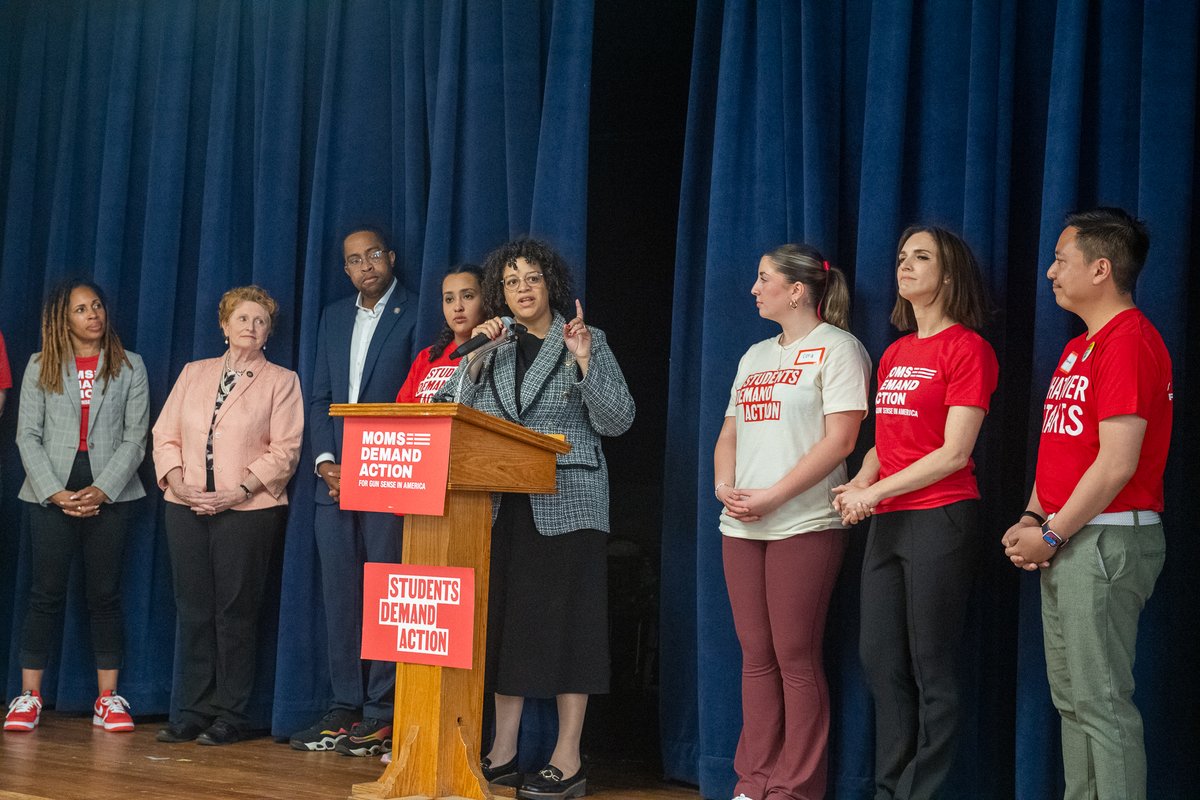 Proud to join @MomsDemand and @StudentsDemand in their tireless advocacy for gun safety. Today's introduction of new legislation to stop the flow of illegal machine guns into our communities marks a significant first step in making New Yorkers safer.