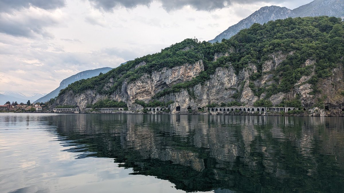 Vēl neliels mirklis no Komo ezera. Man ļoti patīk tie mierīgie braucieni no Como vai Lecco uz Bellagio, jo tad mierīgi un rimti var izbaudīt gan skaistās pieturas, gan lēni garām slīdošos skatus.