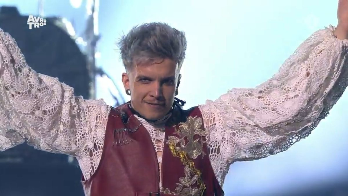 inkonscreen's tweet photo. It’s giving victorian vampire at the disco vibes #Eurovision2024 https://t.co/QxEgk0qtUv