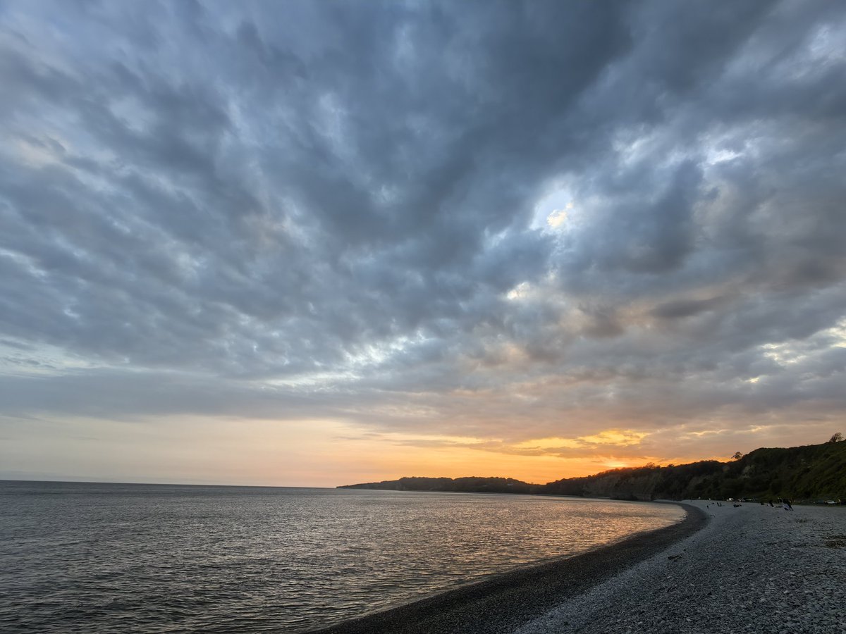 Cold Knap, Barry, Vale of Glamorgan. @S4Ctywydd Evening of 7th May 2024