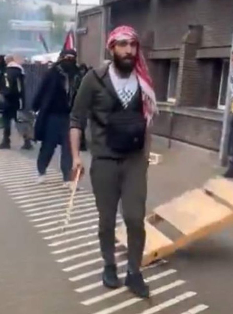 Wanneer heeft de Nederlandse bevolking gestemd om al die jodenhaters met stokken en baarden hier binnen te laten? In welk verkiezingsprogramma stond dat? Waarom laten we ze Nederland kapot maken??