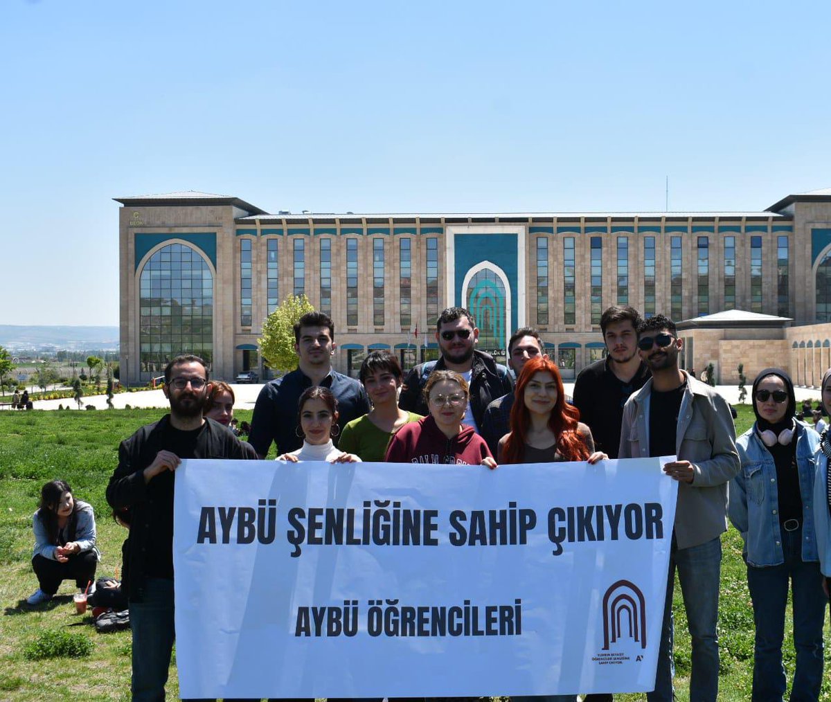 Ankara Yıldırım Beyazıt Üniversitesi Rektörlüğü okulda düzenlenecek şenliği 'bütçe yetersizliği ve Filistin olaylarını' gerekçe göstererek iptal etti. AYBÜ öğrencileri olarak verdiğimiz mücadele, iptal kararının geri çekilmesini sağladı. Yaşasın AYBÜ öğrencilerinin dayanışması!