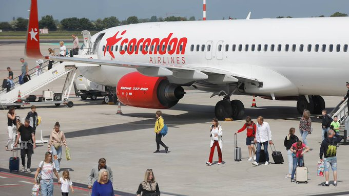 klimaatcoa010's tweet photo. #Rolkoffers 📲ineens = #Handbagage 🧳extra #Gewicht 🧳Hier @Corendon_Air-lines past op weg naar #hoogseizoen z'n #verdienmodel aan. 📢 ⁉️ Begrijpen jullie het nog ? @SchipholWatch @krimpluchtvaart @RotterdamBtv ⁉️ https://t.co/Yy16YQFMSM