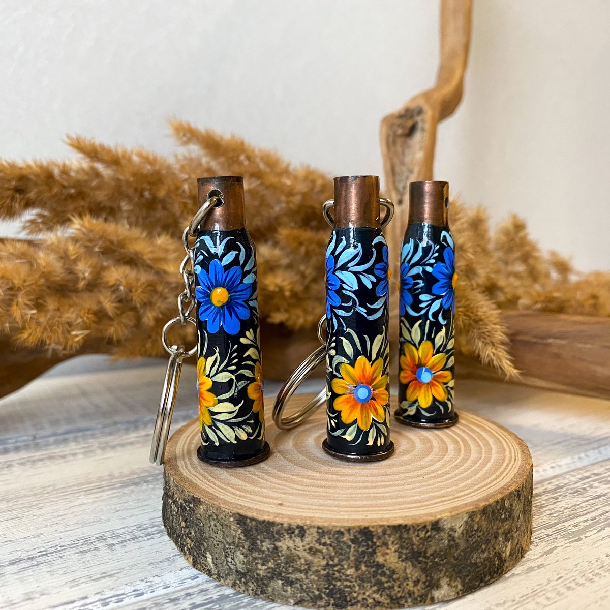 💥 You can win hand painted shell casings from Bakhmut! They are painted in the Petrykivka style. Read more about it here: authenticukraine.com.ua/en/blog/petrik…