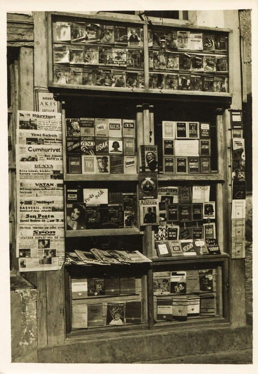 İstanbul'da istisnai bir gazete bayii. Daha ziyade bir kitap büfesi. Sait Faik, Yaşar Kemal, Orhan Kemal, Erskine Caldwell, Panait İstrati, Colette, Vüs'at O. Bener, Haldun Taner, Necati Cumalı, yok yok. 10 Mayıs 1955.. Sn.Derya Bengi Arşivi