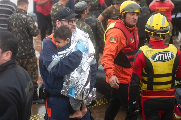 ➡️Em momentos tão graves, surge o que há de melhor no ser humano A tragédia vivida no Rio Grande do Sul traz consigo a capacidade de se humanizar radicalmente em circunstâncias de extrema dor Leia na coluna de Conceição Freitas: curt.link/tObW