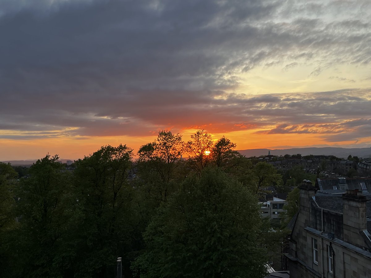 Lovely sunset from the ⁦@UofGlasgow⁩ building formerly known as the #AdamSmithBuilding #Glasgow #Scotland #sunset #wehavetodoallourmarkingin1weeksoIamstillattheoffice