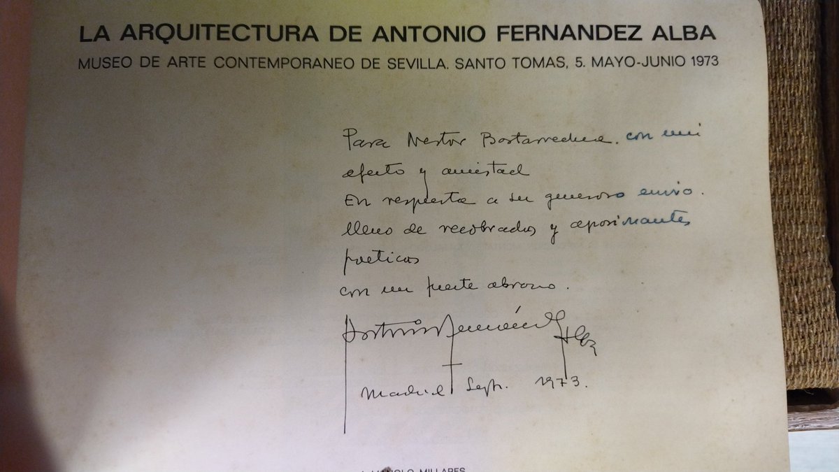 DEP Antonio Fernández Alba, arquitecto, profesor, teórico de la arquitectura y muchas más cosas. En 1973 le escribió ésta dedicatoria al artista Néstor Basterretxea, en respuesta a un intercambio. Ayer celebramos el centenario del nacimiento de Néstor. Fueron modernidad.
