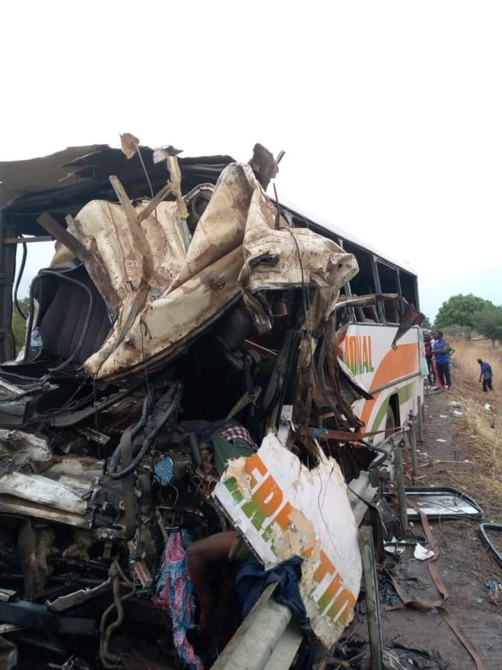 #Burkina
Axe #Ouaga_Bobo 
Dans la nuit du 6 au 7 mai 2024, un tracteur routier en provenance de #Bobo_Dioulasso et un autocar en provenance de #Ouagadougou sont entrés en collision. On déplore 2 morts et 18 blessés. Le drame s'est produit à l'entrée de #Ipendo_Sabou.#Lwili