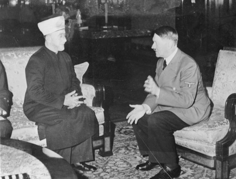 'Hitler ilkelerine bağlıydı, sözlerinin arkasında durmakta idi. Daha önce tanıdığımız, Araplara ya da avlamak istedikleri herhangi bir millete karşı sahte sevgi ve muhabbet gösterisinde bulunan bazı İngiliz siyasetçiler gibi münafık değildi.'

Emin el-Hüseyni
Kudüs başmüftüsü
