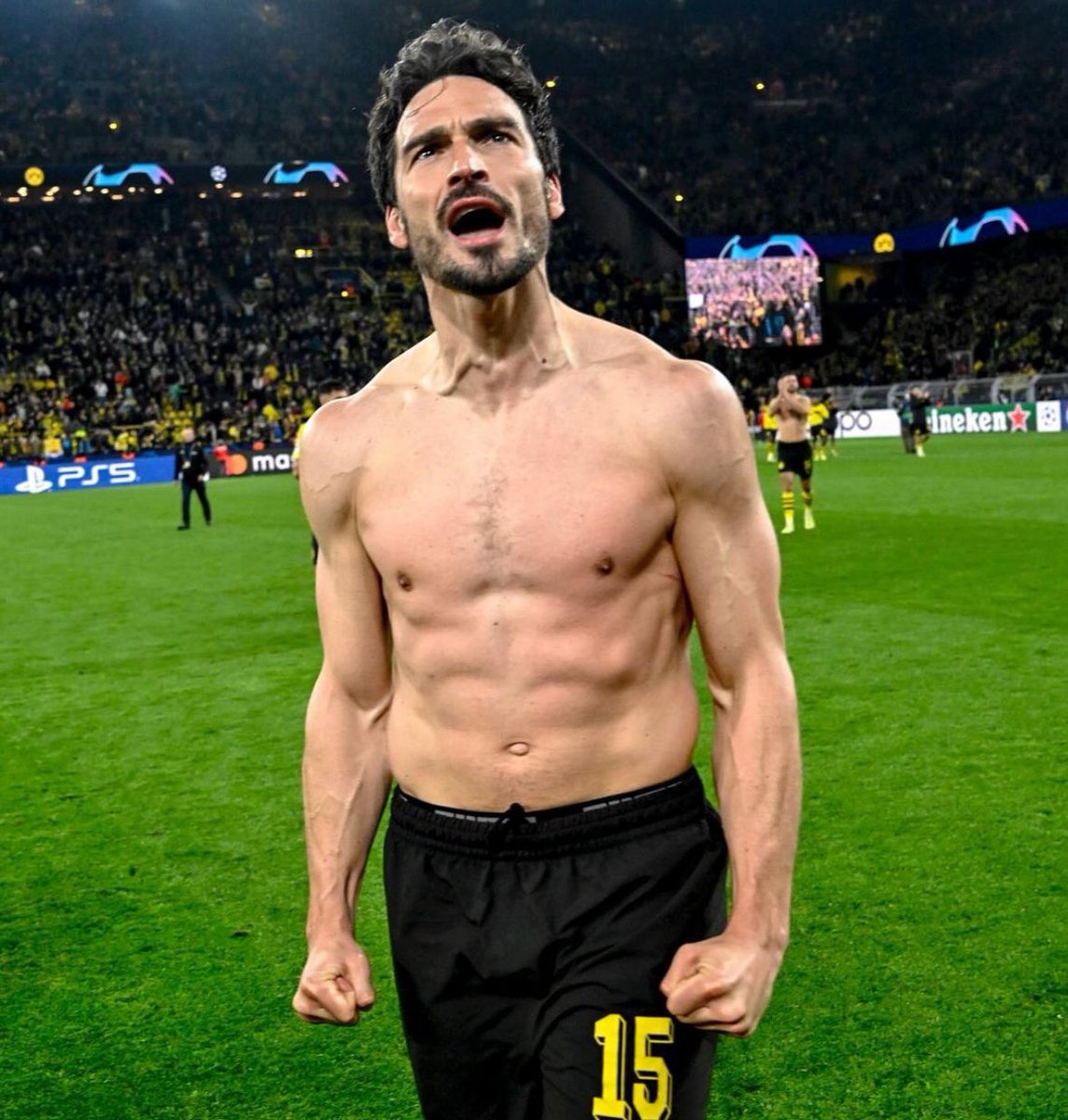 🟡⚫️ Mats Hummels scores for BVB as only player left from their last Champions League semi final, 11 years later… …and he’s 35, still performing at fantastic level.