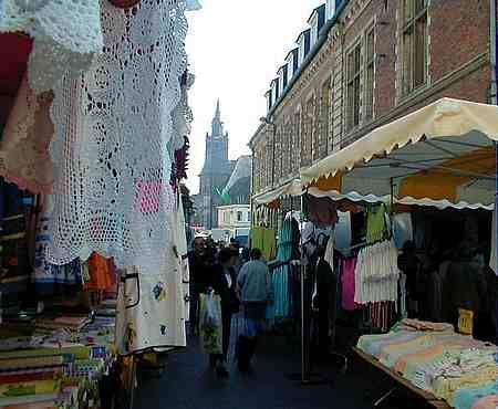 The popular market in the town of #Hesdin in Northern France buff.ly/49KEh67 #France 🇨🇵 #travel #photo