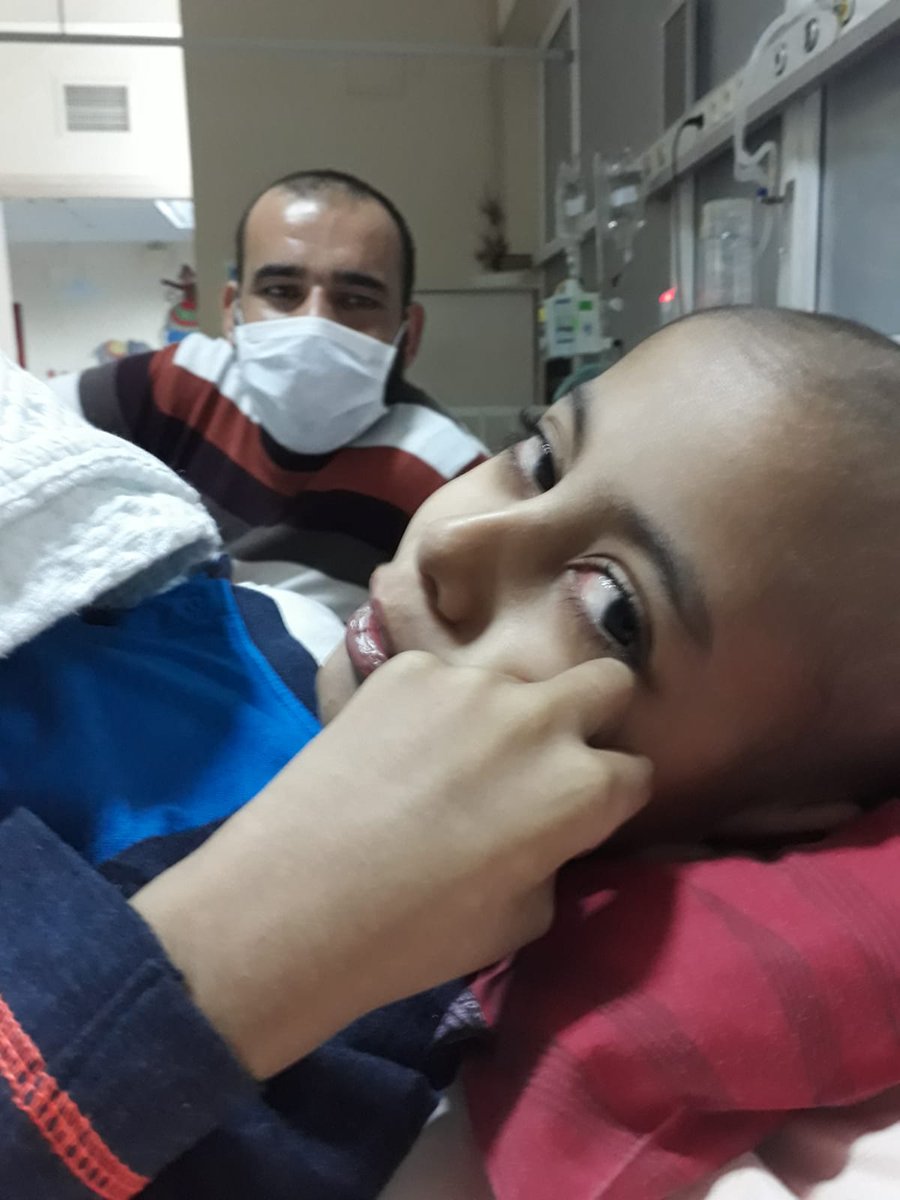 Anne-babası birlikte tutuklandığı için kemik kanserine yakalanan ve tedavisi engellenen Ahmet Burhan Ataç vefat edeli bugün 4 yıl oldu. Ahmet Burhan hep 8 yaşında ve kalbimizde. 💚 kronos36.news/tr/ahmet-burha…