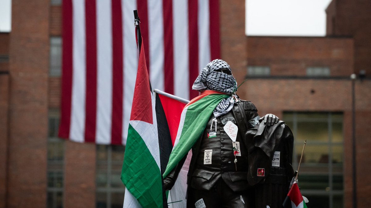 George Washington University campus police immediately cut down a Palestinian flag while threatening to arrest protestors who got physical. Good on them, but as @ClayTravis told me, this shouldn't even be an issue if the DC Mayor would do her job. READ: outkick.com/culture/george…