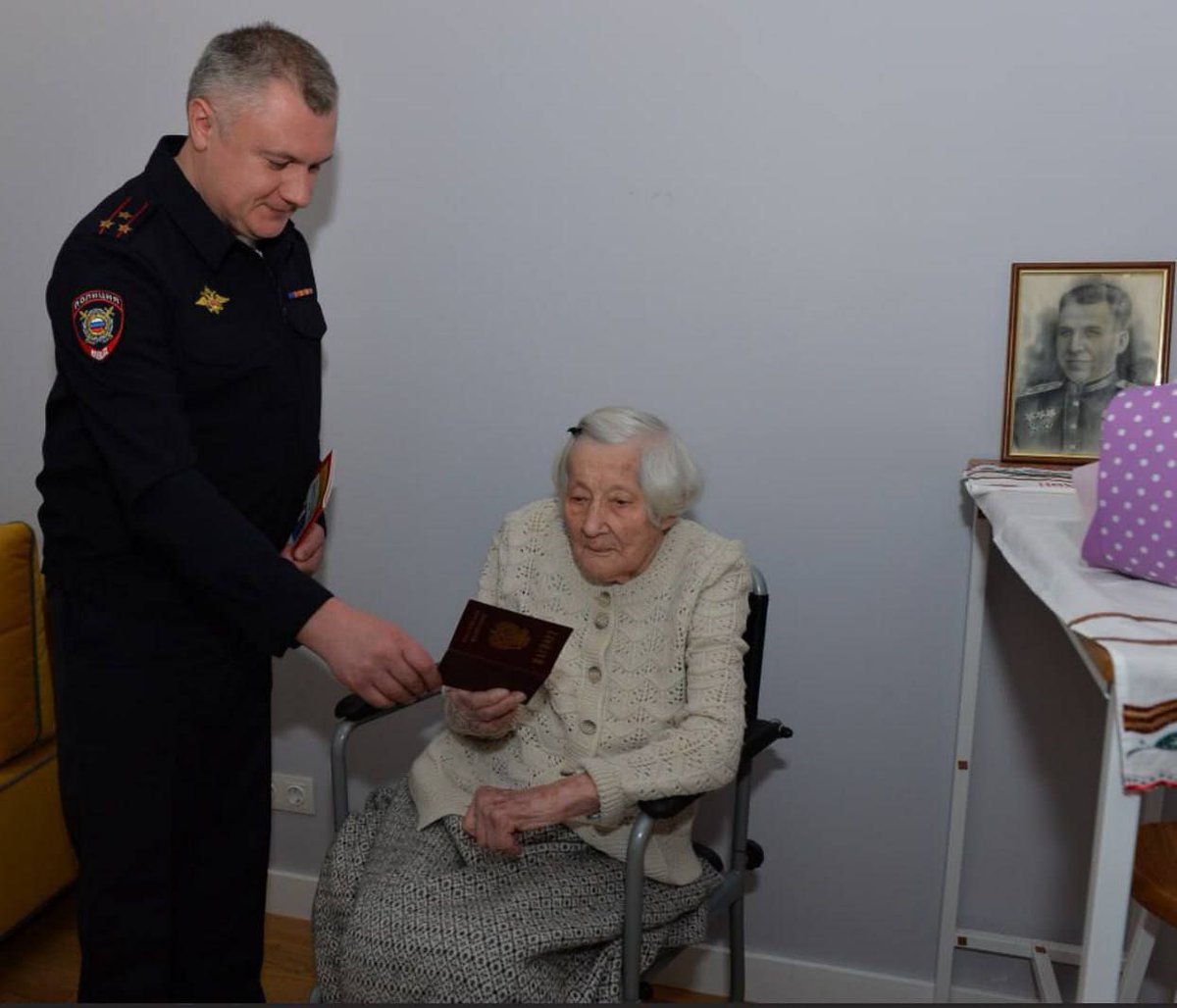 🇷🇺 A 104-year-old woman, a veteran of the Great Patriotic War from Ukraine, was given a Russian passport, the Ministry of Internal Affairs reported.

Alexandra Iosifovna Samoilenko was born in the Belarusian SSR, participated in the liberation of Novorossiysk, Melitopol,