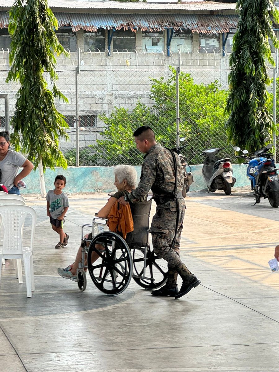 Contribuyendo con la salud de los guatemaltecos. 🇬🇹🫡 #EjércitoGT a través de la Brigada de Paracaidistas apoya al Equipo Militar de Asuntos Civiles de la Embajada de los Estados Unidos, en Guatemala, en Jornada Médica, llevada a cabo en el municipio de San José, #Escuintla.