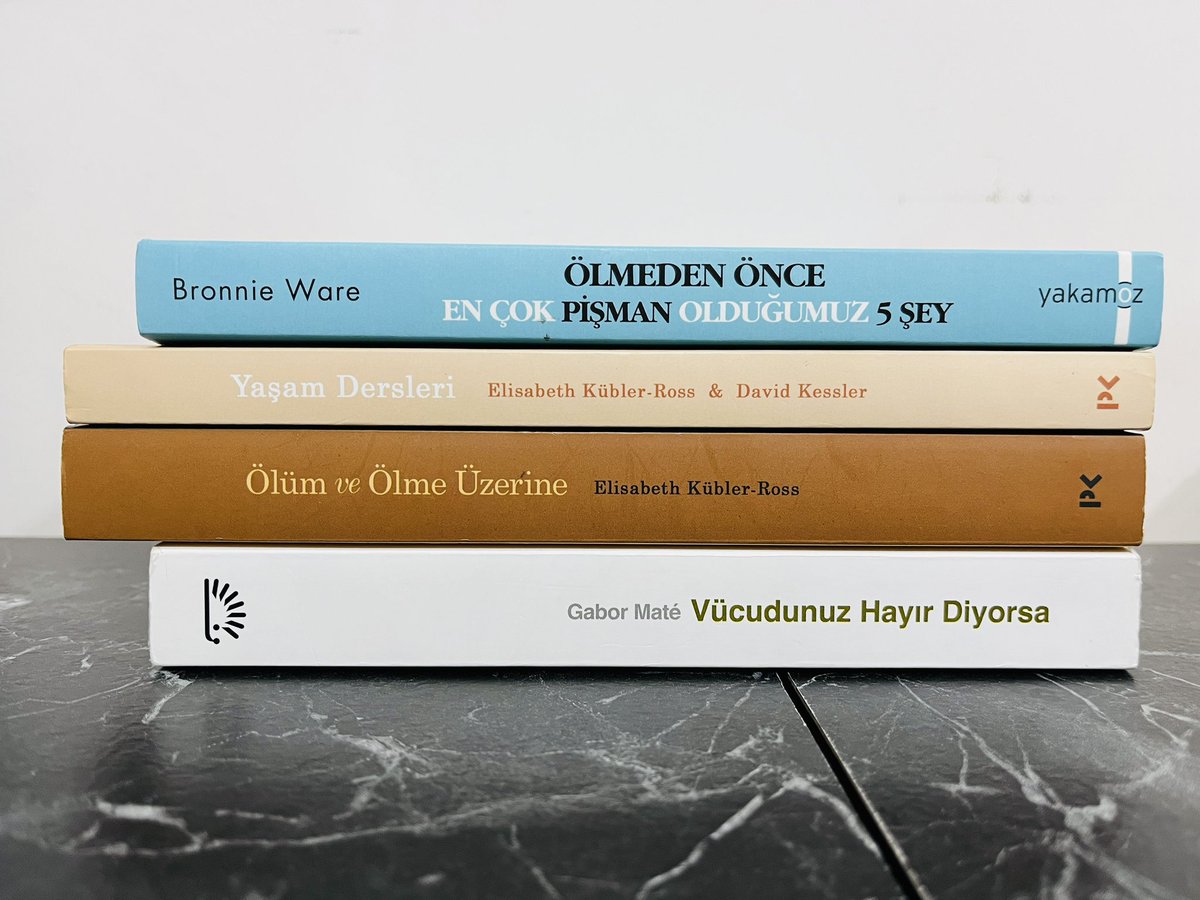 'Bu kitapları okuyan insanlar tahmin ediyorum şöyle birkaç seans iyi bir terapi süzgecinden geçmiş gibi olurlar.'

Not: Bu kitaplar kişisel gelişim kitapları değil, alanında uzman olanlar tarafından yazılmış harika kitaplardır. 

Yazarlar: 
1. Dr. Elizabeth Kübler Ross (…